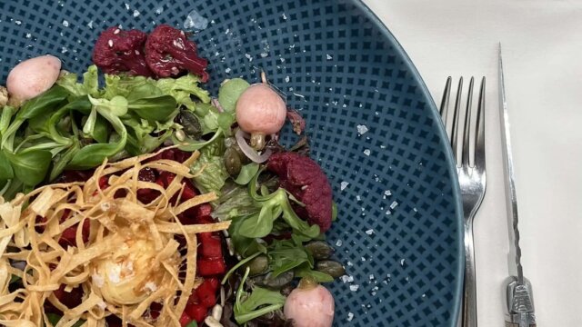 Bunter Salat auf blauem Teller