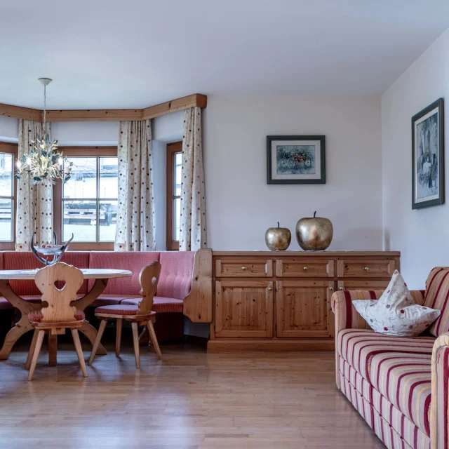 Helles Wohnzimmer mit Essbereich und Dekoration