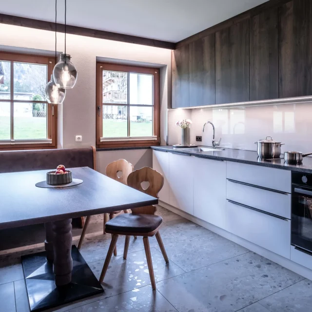 Moderne Küche mit Essbereich und großen Fenstern
