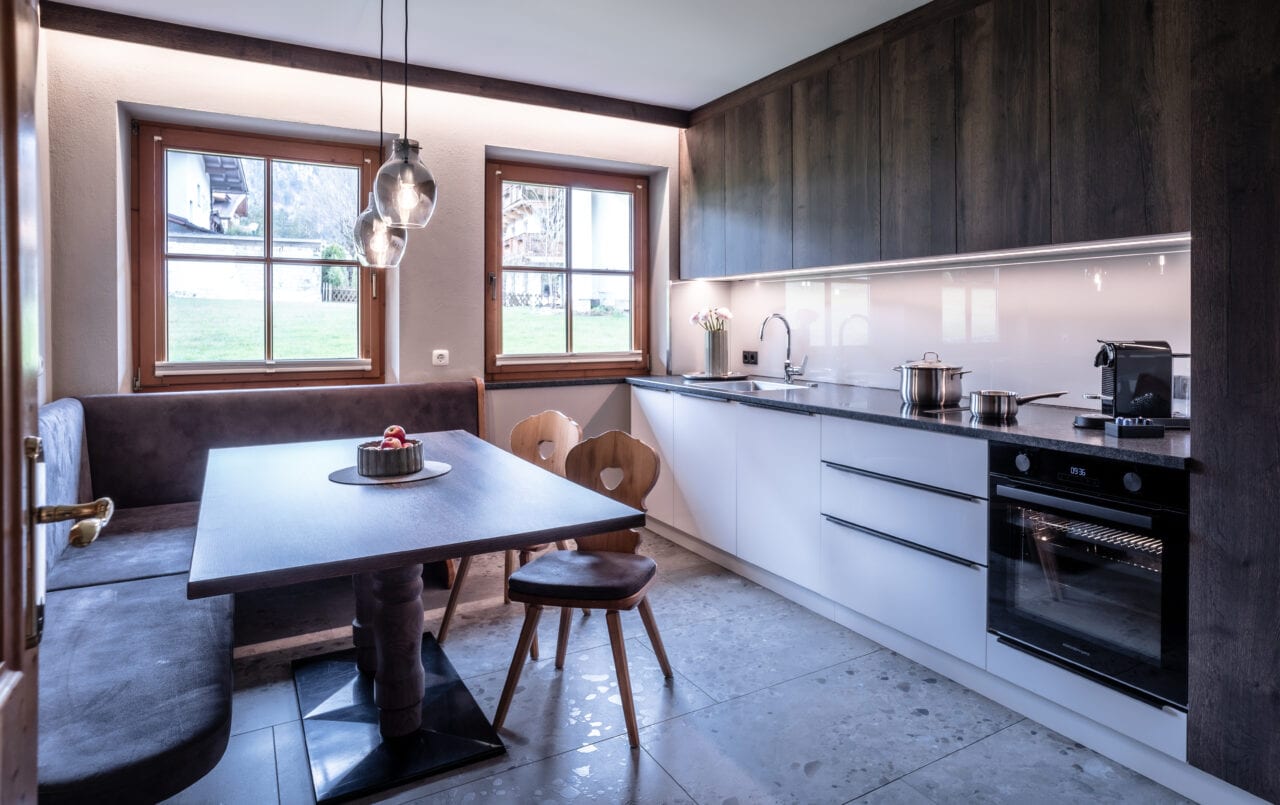 Moderne Küche mit Essbereich und großen Fenstern