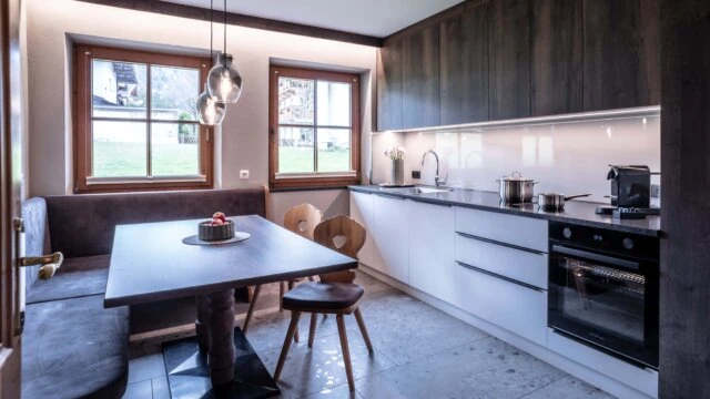 Moderne Küche mit Essbereich und großen Fenstern