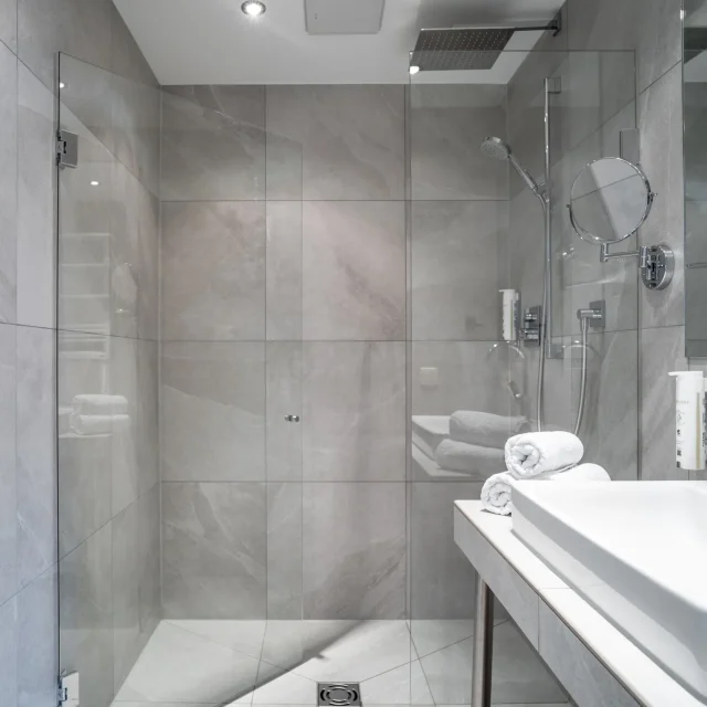 Modernes Badezimmer mit Dusche und Waschbecken