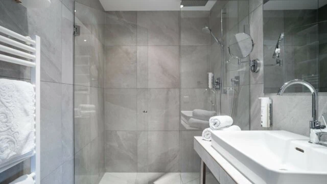 Modernes Badezimmer mit Dusche und Waschbecken