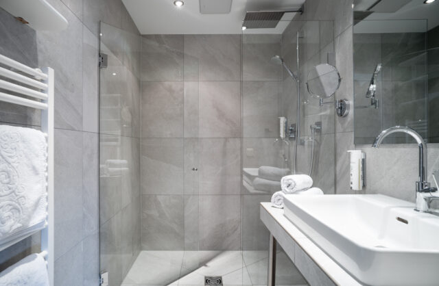 Modernes Badezimmer mit Dusche und Waschbecken