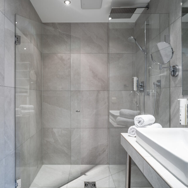 Appartement Tirol (4) Modernes Badezimmer mit Dusche und Waschbecken