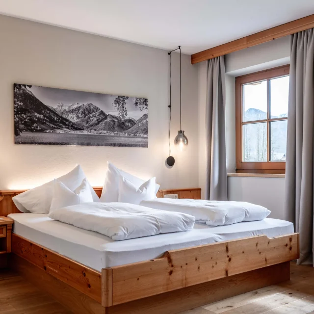 Gemütliches Schlafzimmer mit Doppelbett und Bergblick.
