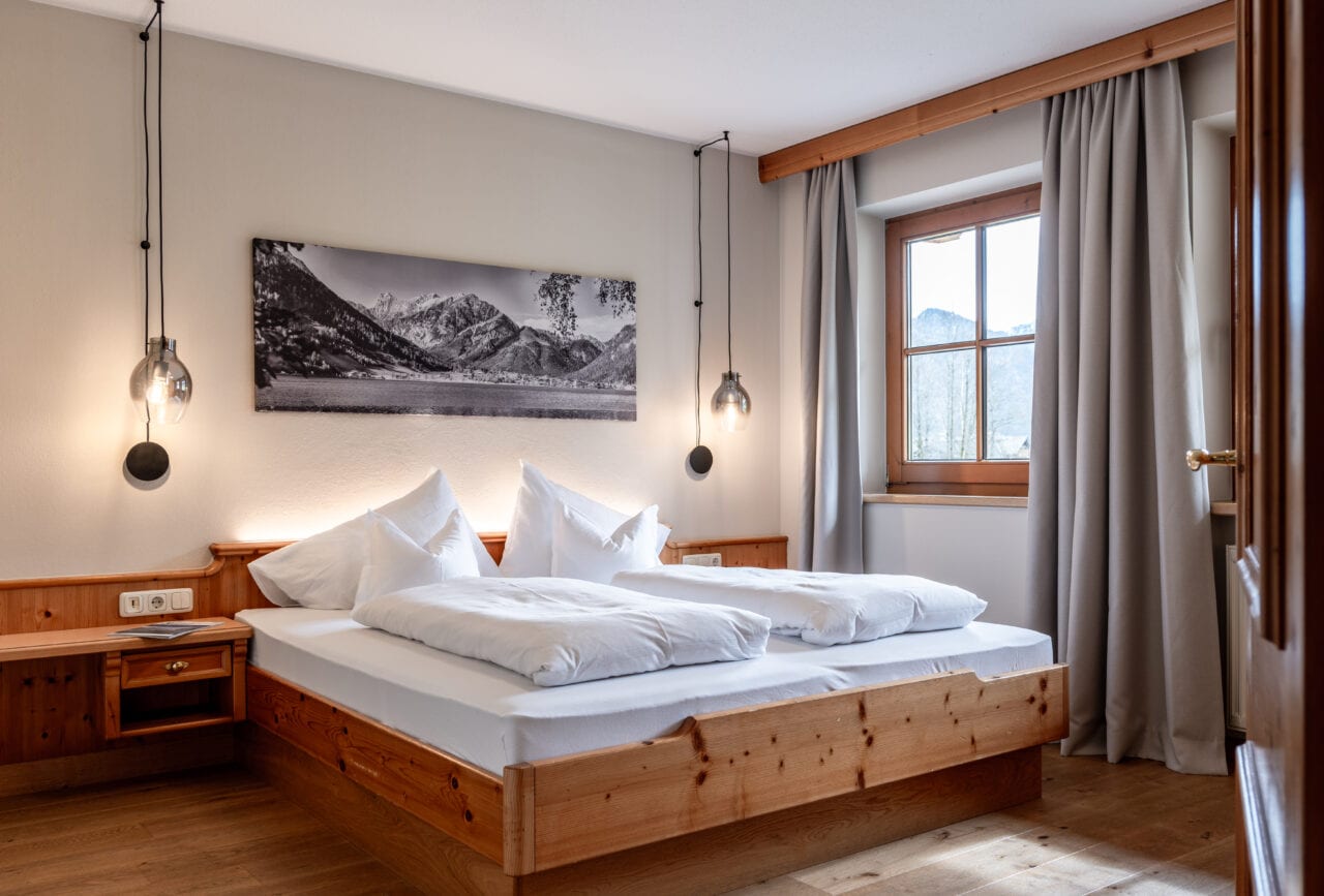 Gemütliches Schlafzimmer mit Doppelbett und Bergblick.