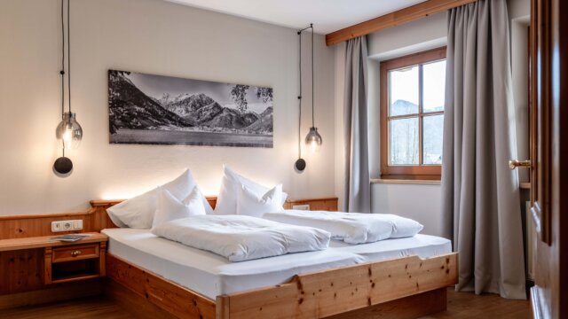 Gemütliches Schlafzimmer mit Doppelbett und Bergblick.