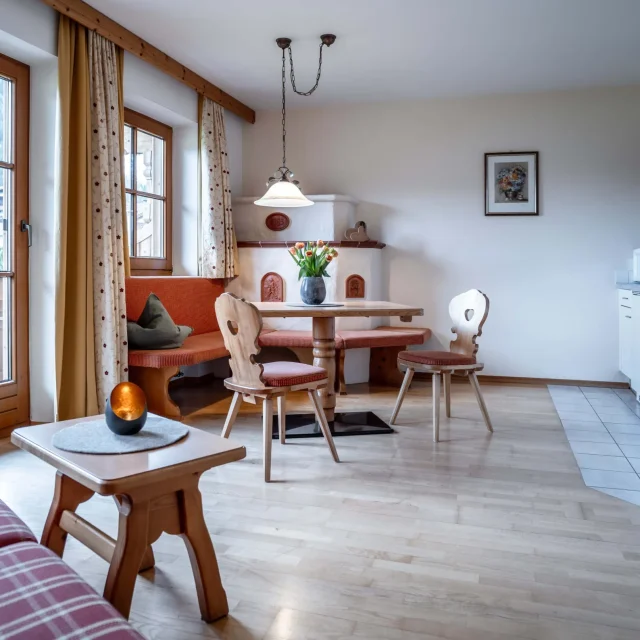 Helles Wohnzimmer mit Holzmöbeln und Küche