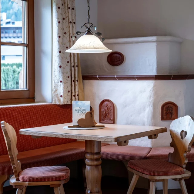 Gemütliche Essecke mit Kamin in Holzoptik.
