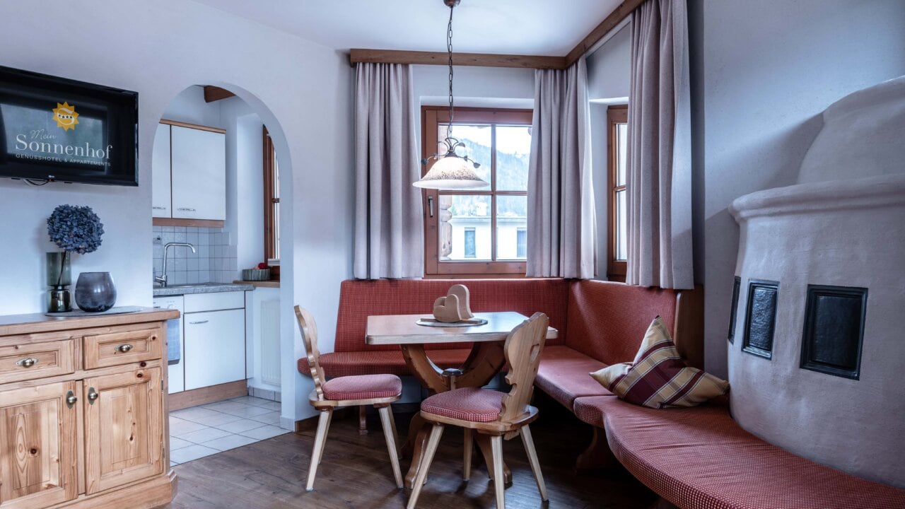 Gemütliche Essecke mit Holzmöbeln und Ofen