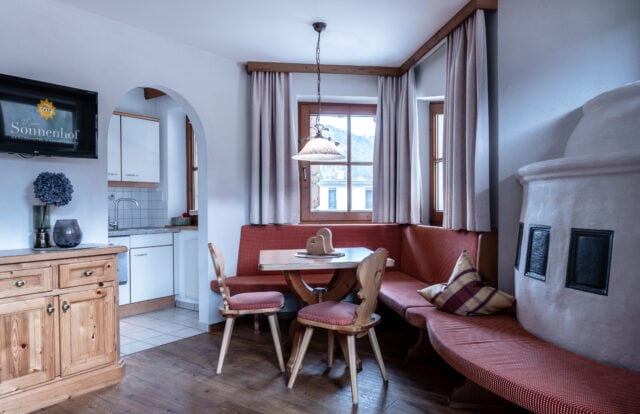 Gemütliche Essecke mit Holzmöbeln und Ofen