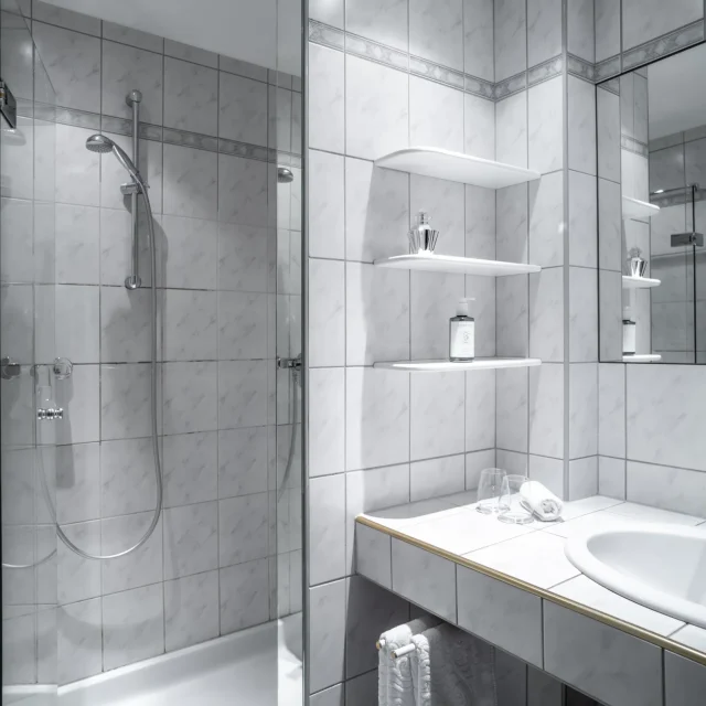 Modernes Badezimmer mit Dusche und Waschbecken
