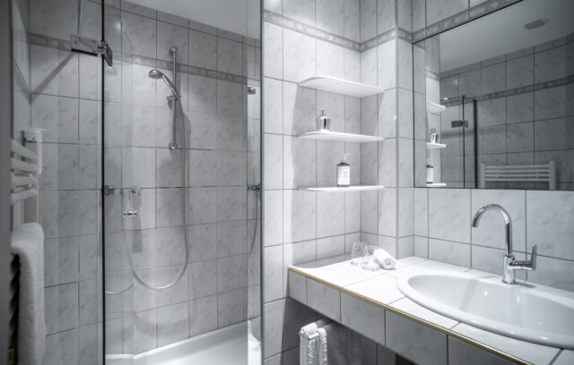 Modernes Badezimmer mit Dusche und Waschbecken