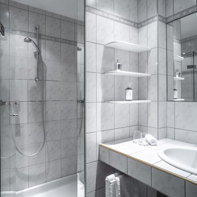 Modernes Badezimmer mit Dusche und Waschbecken