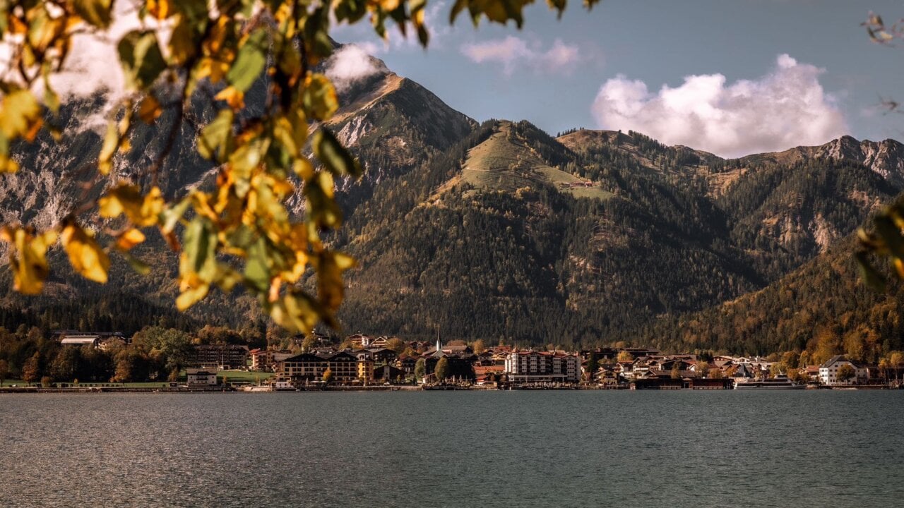 Bergsee mit herbstlichen Blättern und Landschaft