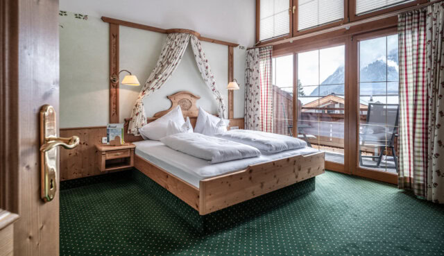 Helles, stilvolles Schlafzimmer mit Balkon und Blick.