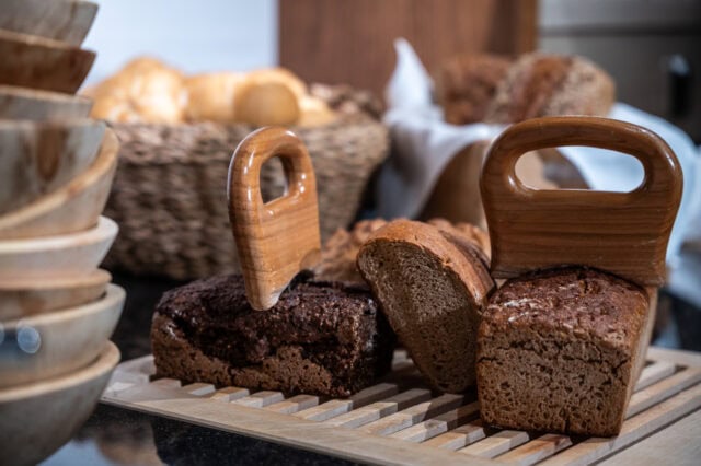 Frisches Brot auf einem Holzbrett.