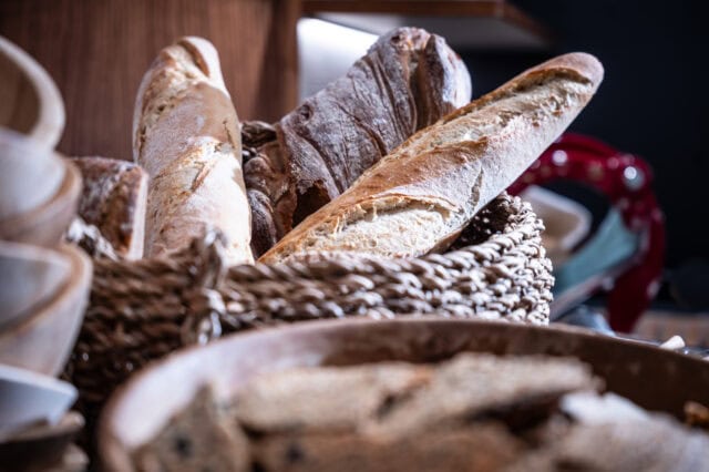 Frisches Brot in einem Korb