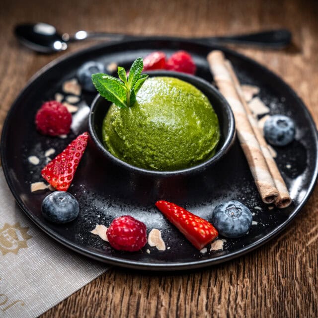 Grünes Sorbet mit frischen Beeren und Minze