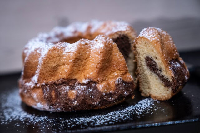 Marmorkuchen mit Puderzucker bestäubt
