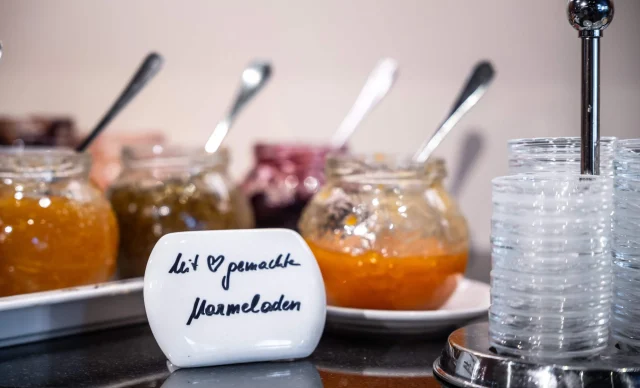 Hausgemachte Marmelade und Gläser auf einem Tisch
