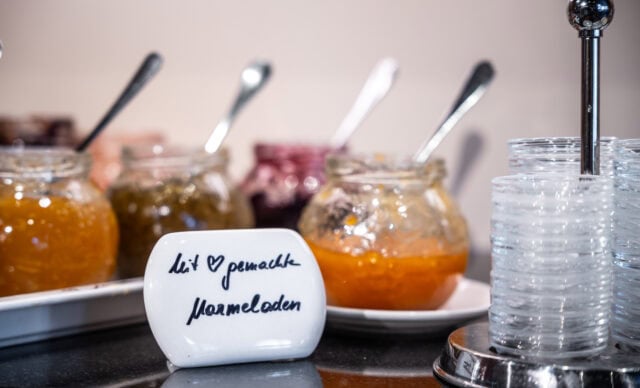 Hausgemachte Marmelade und Gläser auf einem Tisch