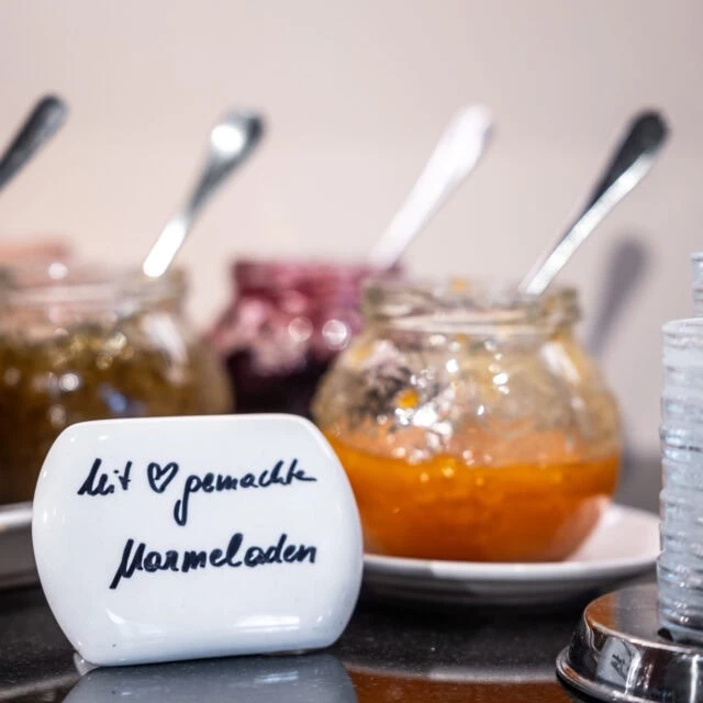 Hausgemachte Marmelade und Gläser auf einem Tisch