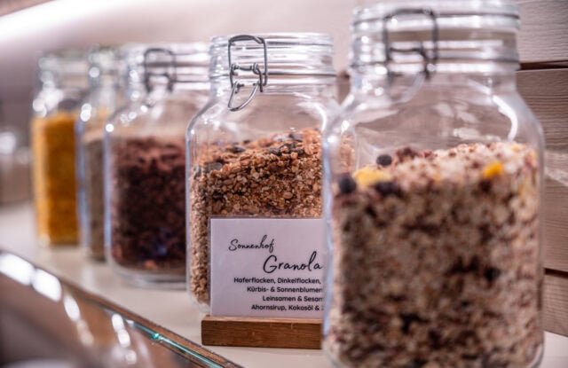 Gläser mit verschiedenen Granola-Zutaten