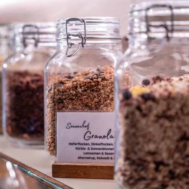 Gläser mit verschiedenen Granola-Zutaten