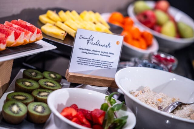 Frühstücksangebot mit Früchten und Müsli