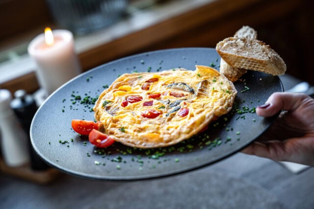 Leckere Omelette mit Tomaten und Schnittlauch