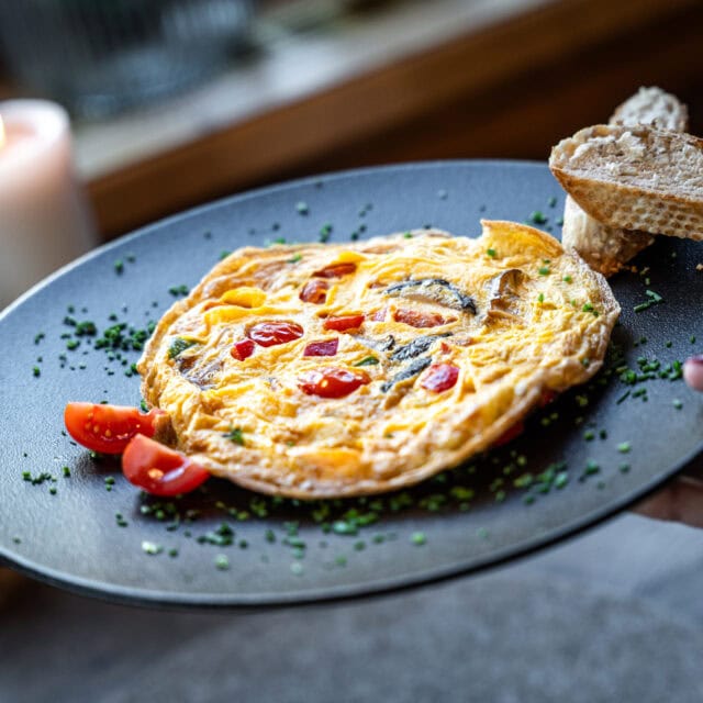 Leckere Omelette mit Tomaten und Schnittlauch