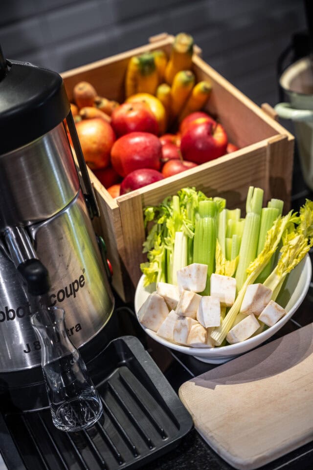 Saftmaschine mit frischem Obst und Gemüse
