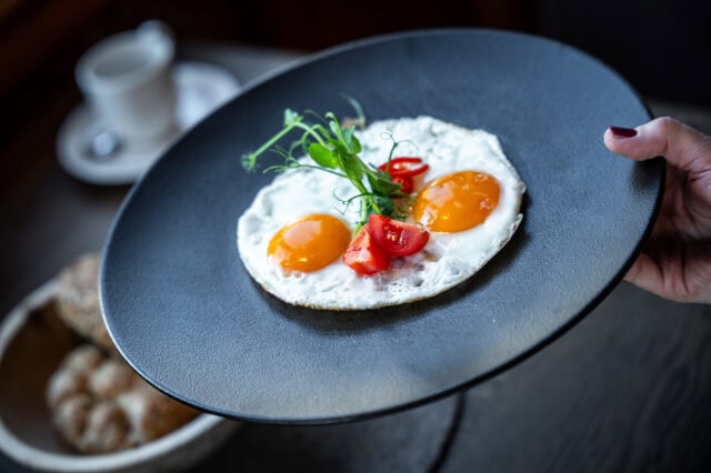Spiegelei mit Tomaten und frischen Kräutern