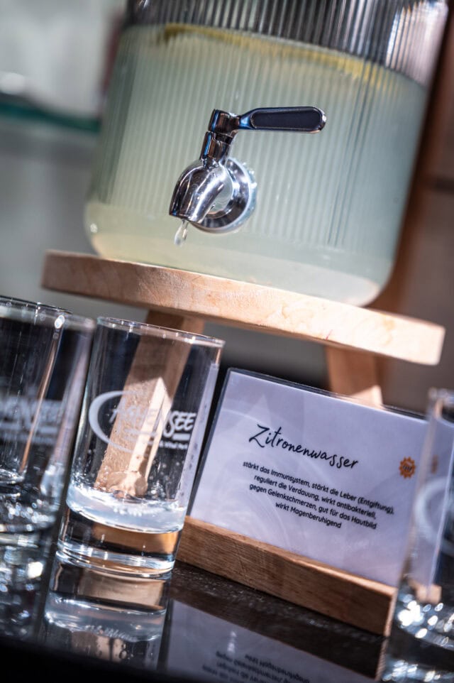 Erfrischendes Zitronenwasser in einem Spender