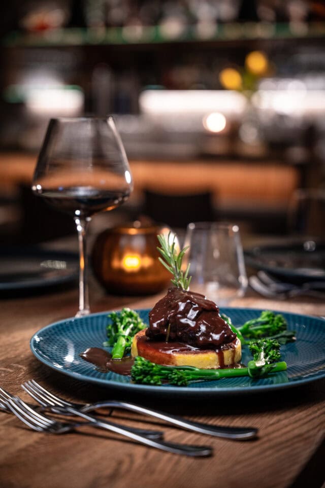 Gourmetgericht mit Sauce und Gemüse