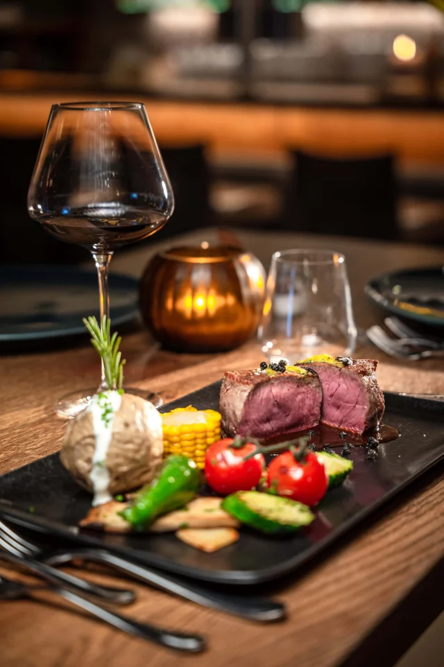 Feines Essen mit Wein in eleganter Umgebung