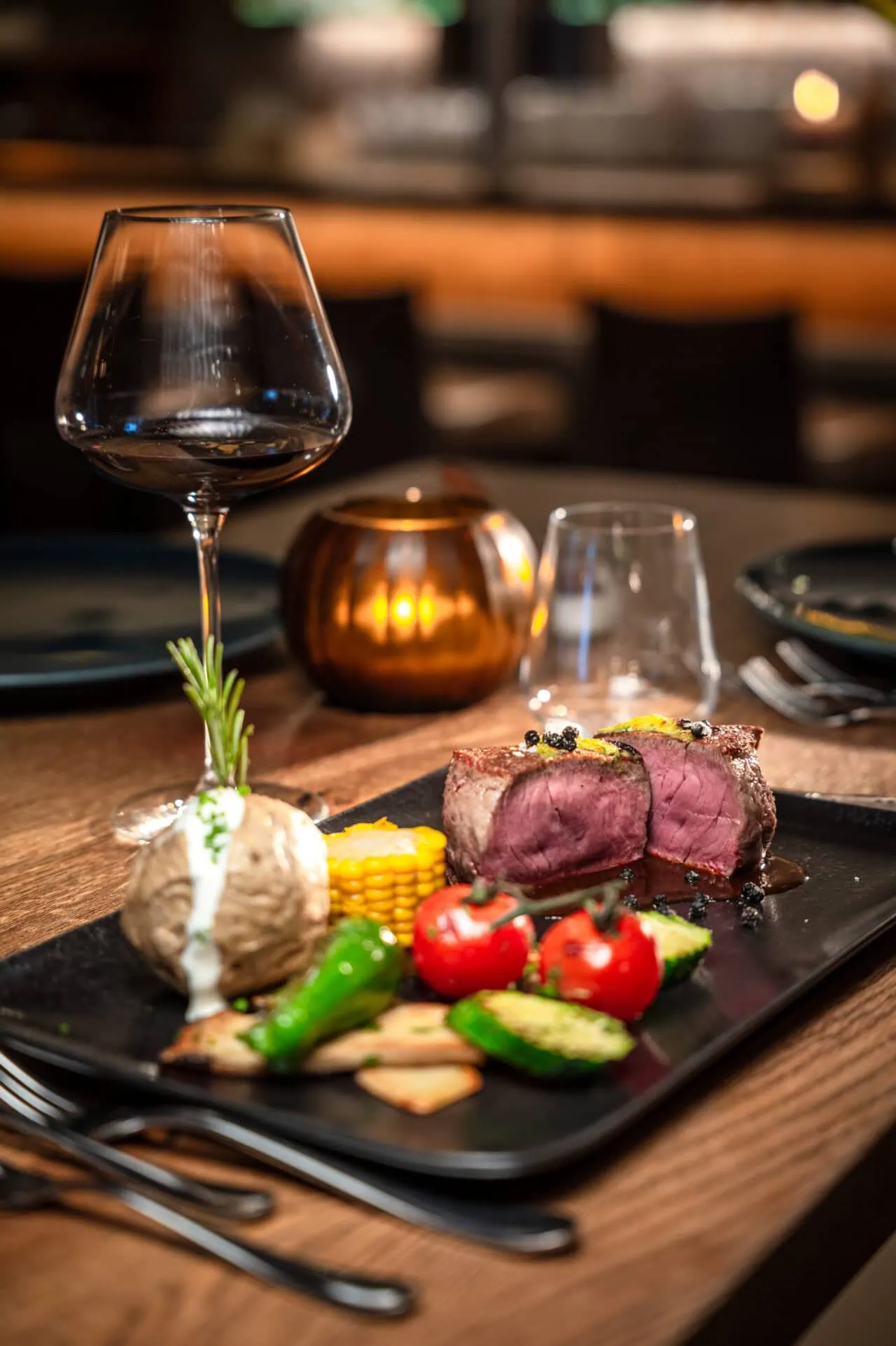 Feines Essen mit Wein in eleganter Umgebung