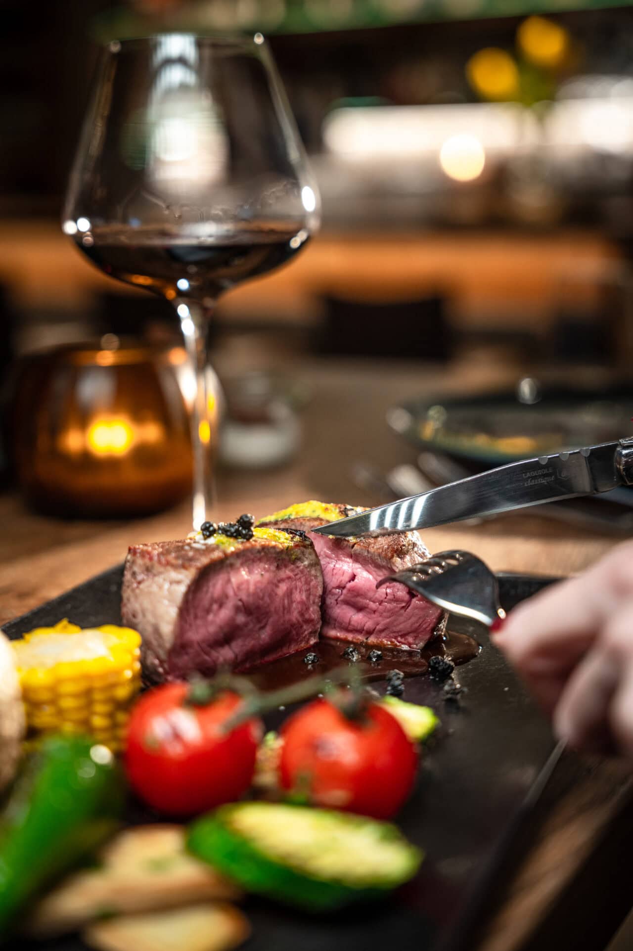 Saftiges Steak mit Gemüse und Rotwein.