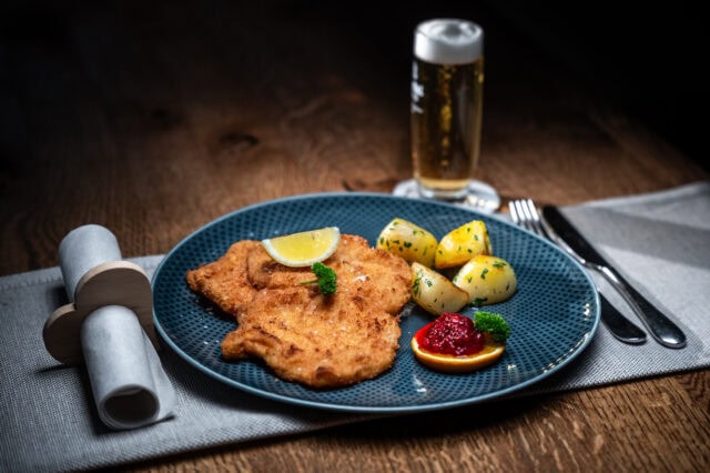 Schnitzel mit Beilagen und Bier