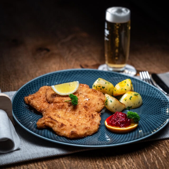 Schnitzel mit Beilagen und Bier