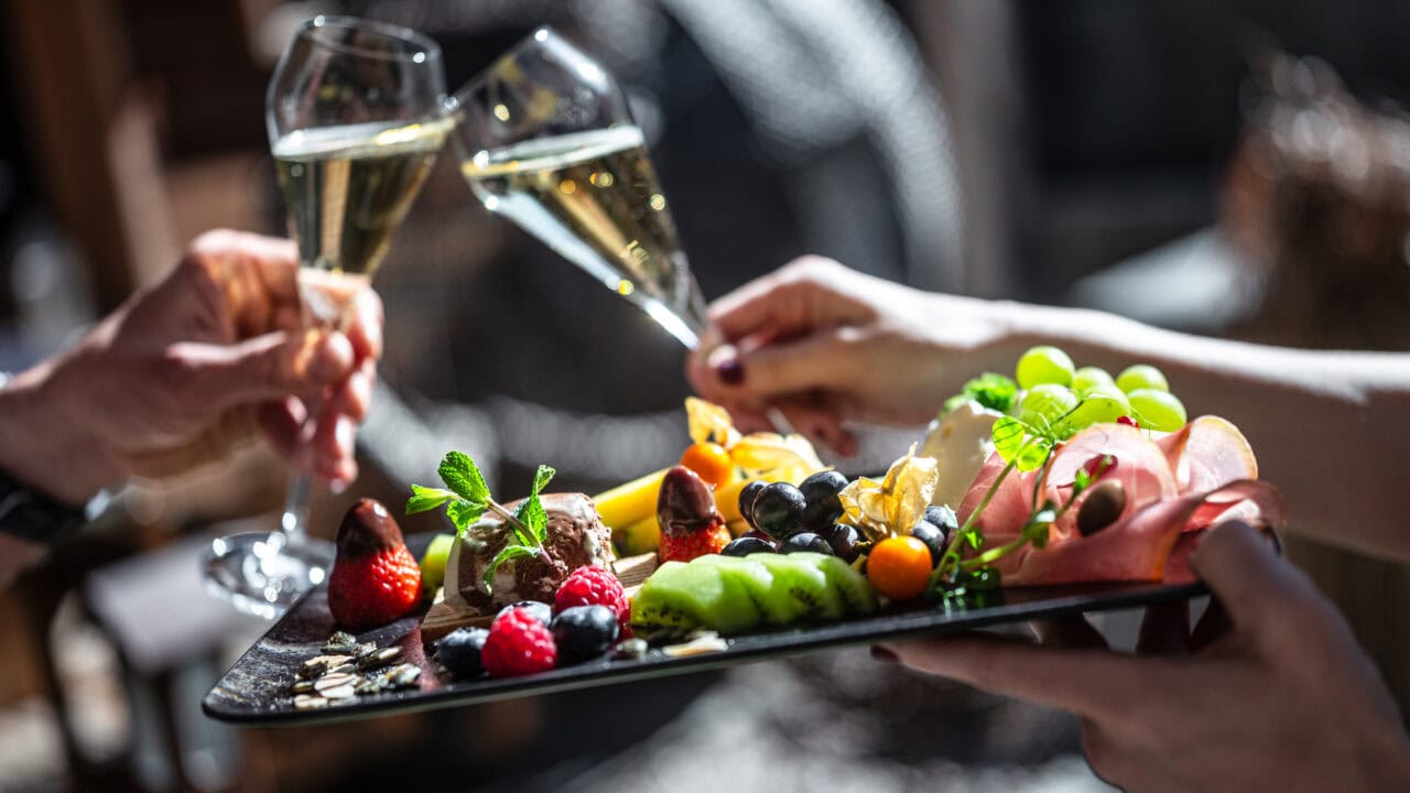 Zwei Gläser Sekt und ein Fruchtteller.