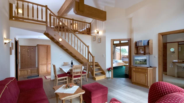 Helle, gemütliche Wohnung mit Holzdetails und Treppe.