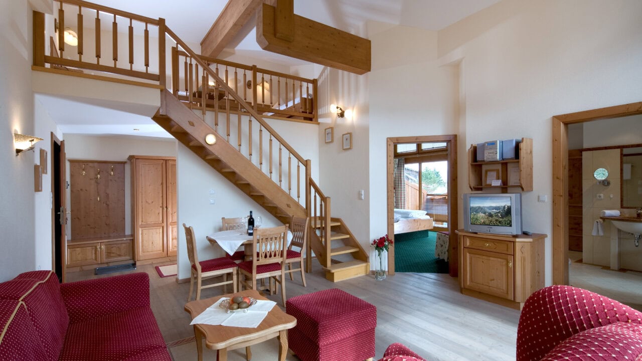 Helle, gemütliche Wohnung mit Holzdetails und Treppe.