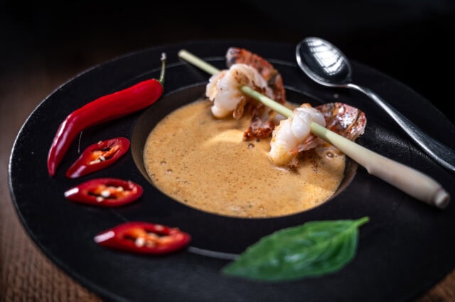 Köstliche Suppe mit Garnelen und Chili.