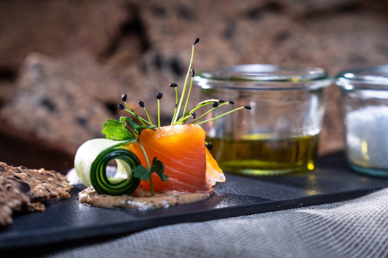 Gourmet-Gericht mit Lachs und frischen Kräutern