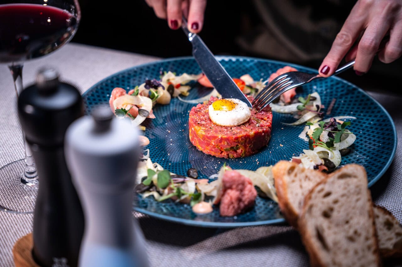 Feines Tatar mit Ei und frischem Gemüse.