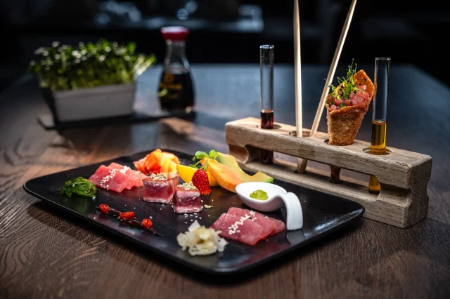 Elegantes Sushi-Gericht mit frischen Zutaten.