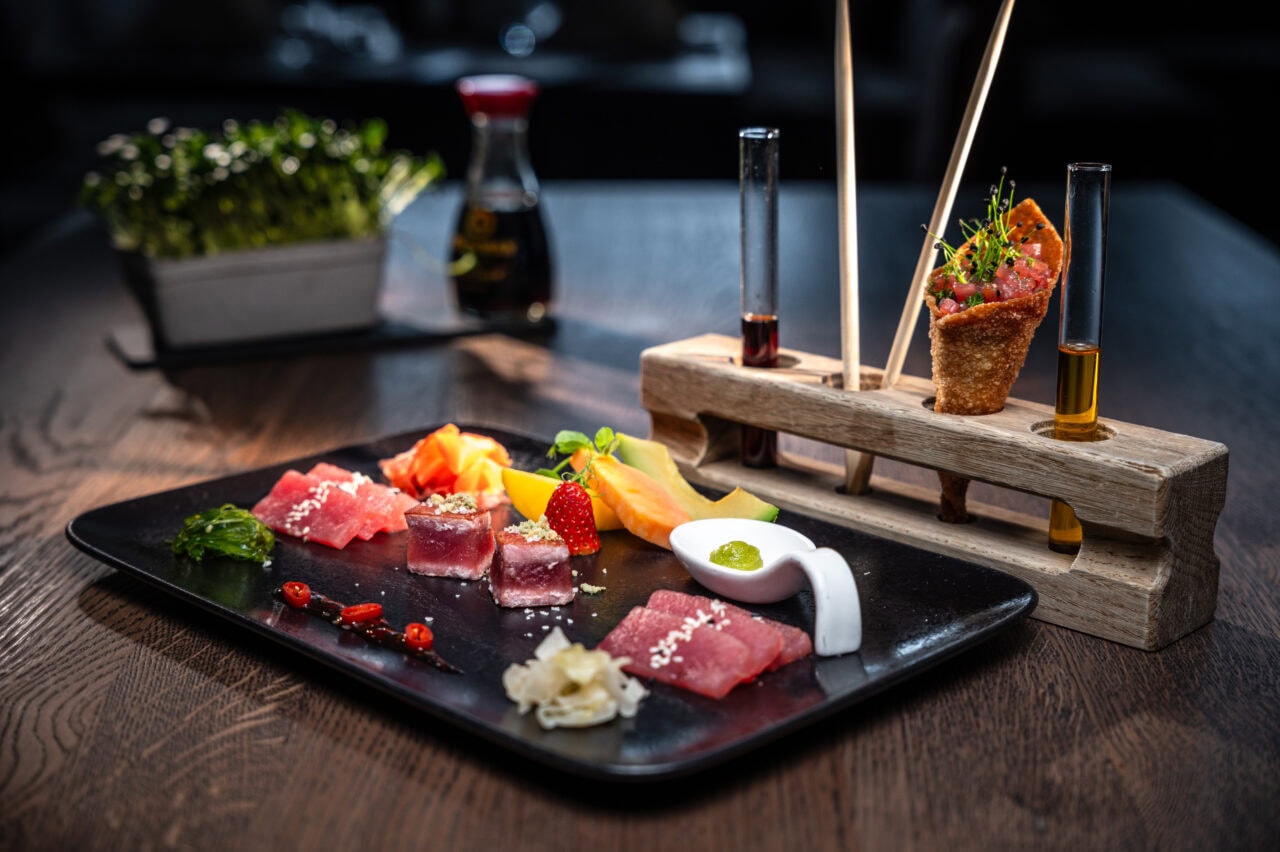 Elegantes Sushi-Gericht mit frischen Zutaten.